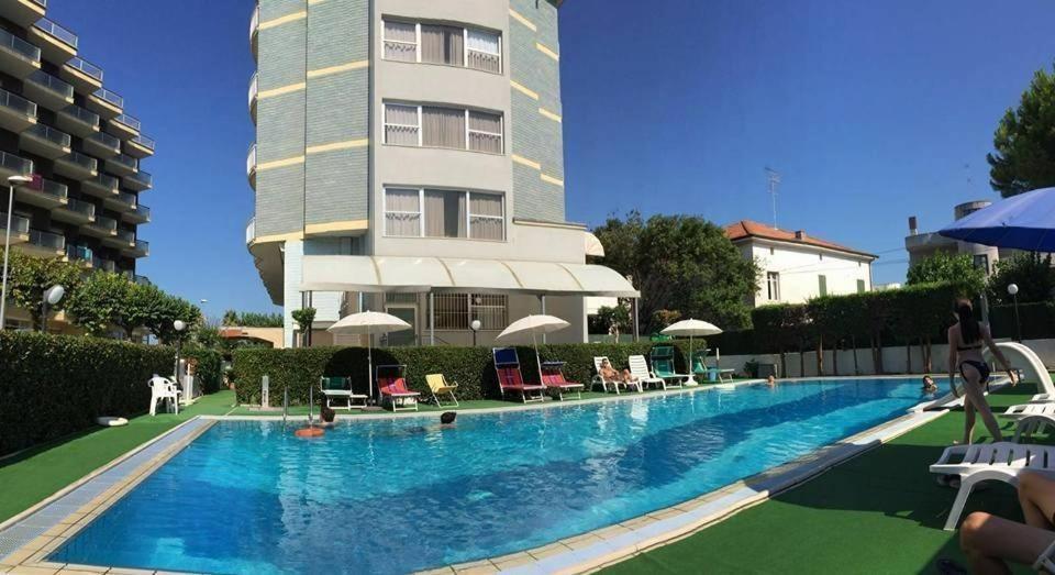 אלבה אדריאטיקה Hotel Boston מראה חיצוני תמונה